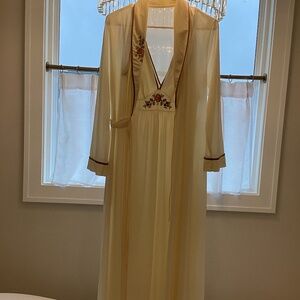 Vintage JcPenny buttery cream embroidered Peignor nightgown robe set collectible